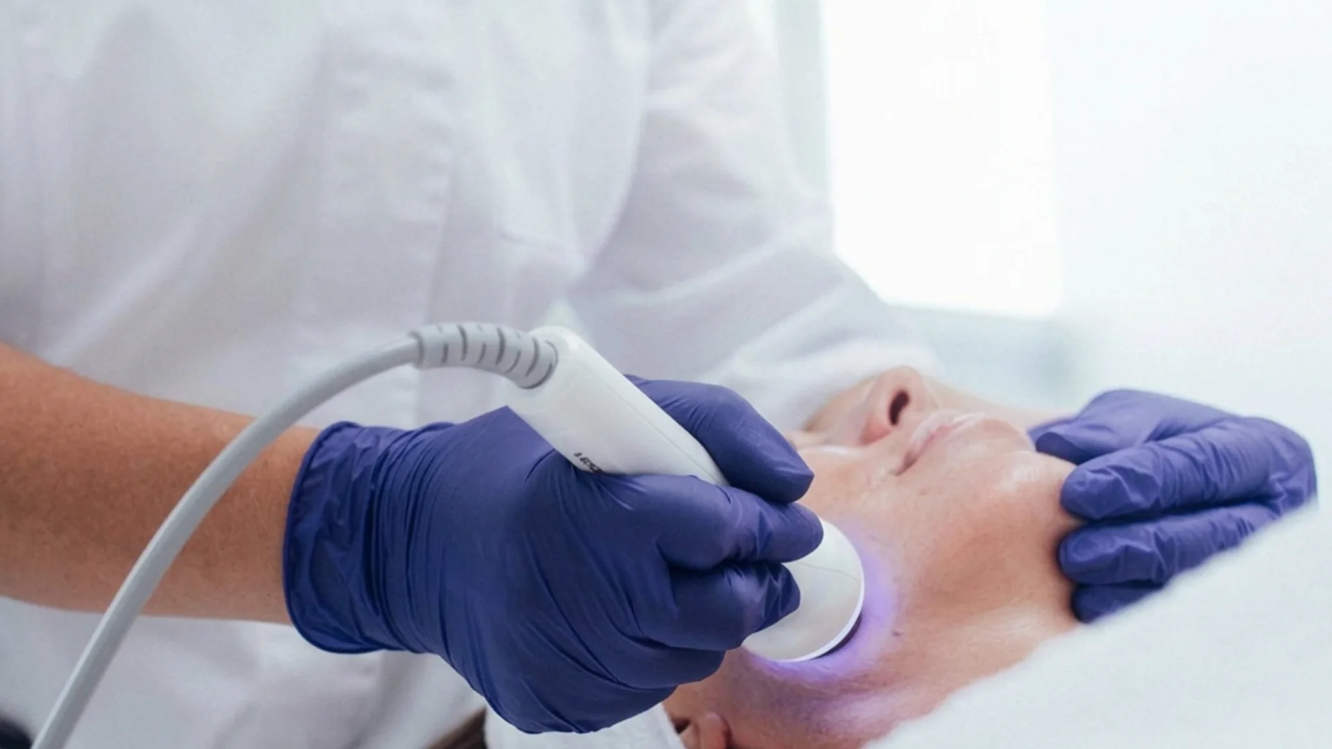 Cabezal Infuse de INDIBA ONA aplicando fototerapia LED y electroporación en el cuello en Centro de Estética Tamara, Llanes